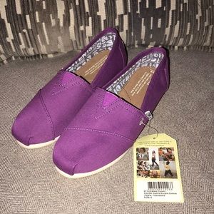 New. NEVER WORN. Delilah Purple Toms.